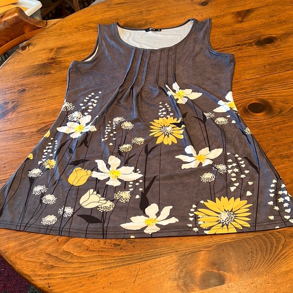 Lily Sleeveless Tunic Top Grey w/ Yellow Flowers Size Large - Picture 1 of 9